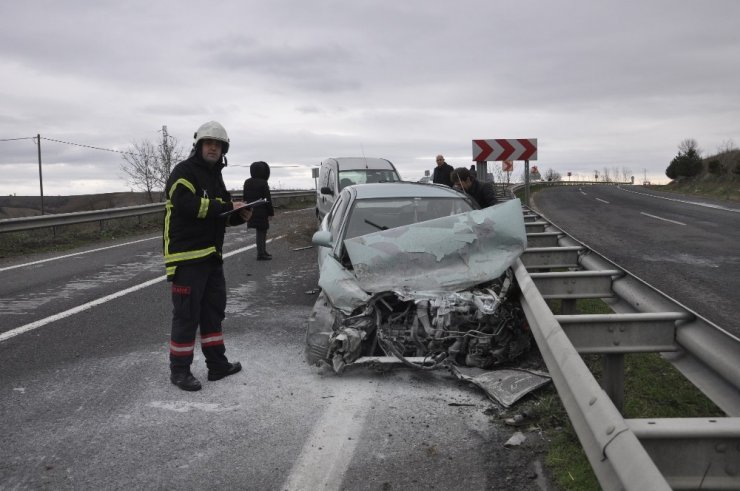 Kontrolden çıkan otomobil orta refüje çarparak durabildi