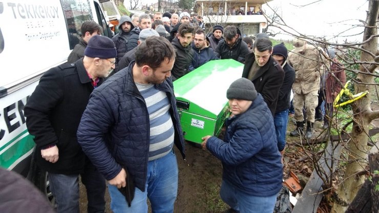 Devrilen traktörün altında can verdi