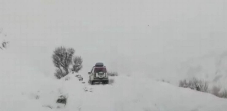 Sağlık ekipleri kapanan yolda yürüyüp hastayı battaniye ile ambulansa taşıdı