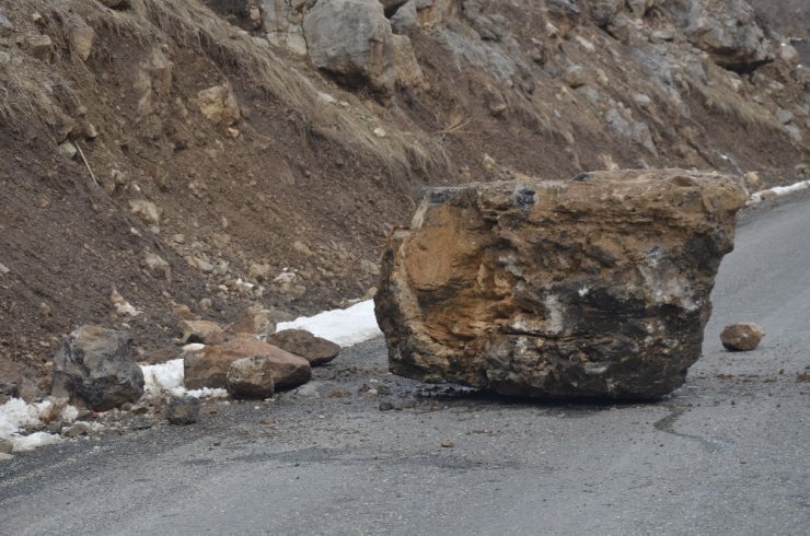 Kaya parçası yola düştü, İHA muhabiri şans eseri kurtuldu