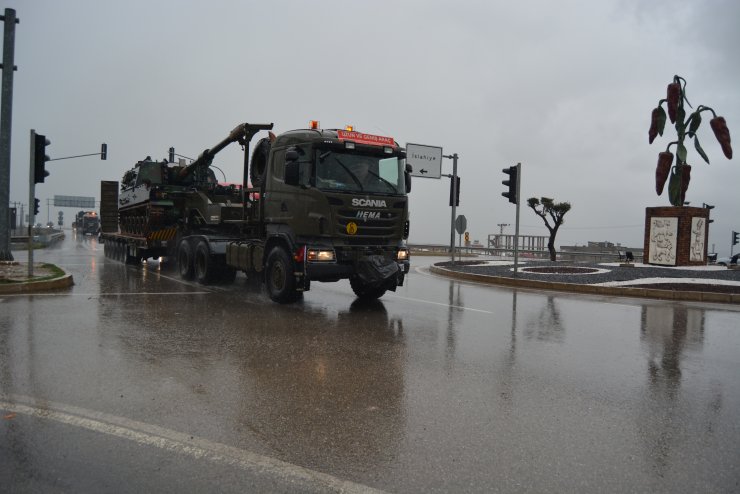 Suriye sınırına askeri sevkiyat sürüyor