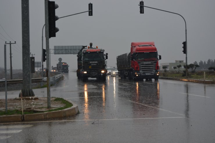 Suriye sınırına askeri sevkiyat sürüyor