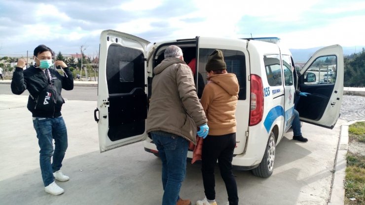 Kaçak göçmenleri donmak üzereyken polis kurtardı