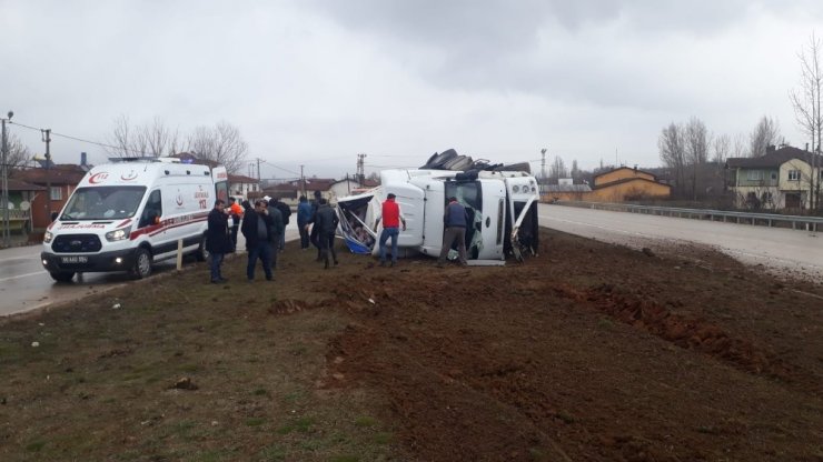 Giysi yüklü tır devrildi: 1 yaralı