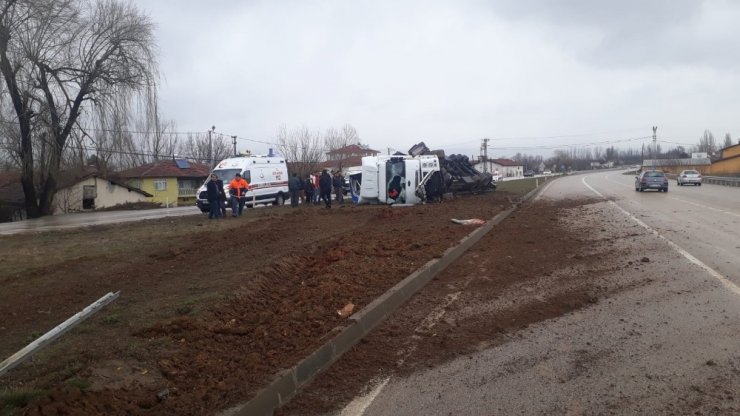 Giysi yüklü tır devrildi: 1 yaralı