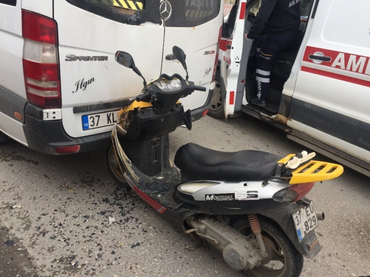 Tosya’da motosiklet minibüsle çarpıştı: 1 yaralı