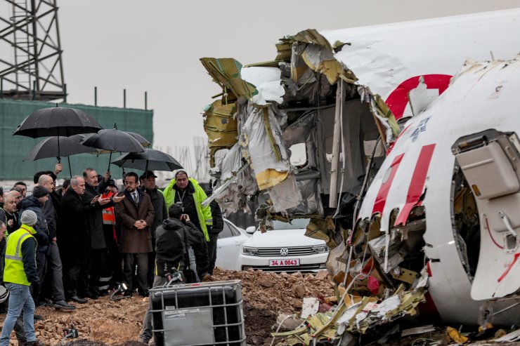 Ulaştırma ve Altyapı Bakanı Turhan uçak enkazında incelemelerde bulundu