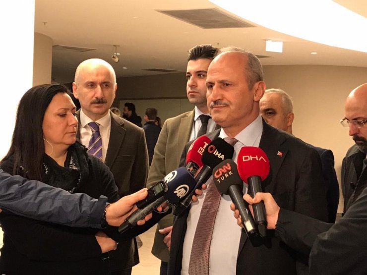 Ulaştırma Bakanı Turhan, uçak kazasında yaralananları hastanede ziyaret etti