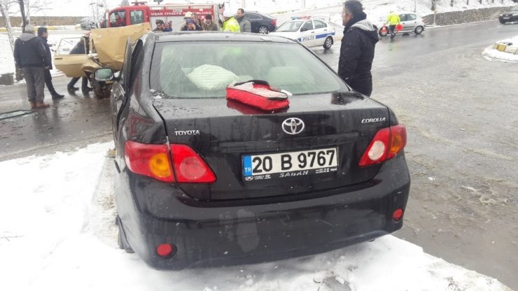 Uşak’ta 2 otomobil çarpıştı: 1 yaralı