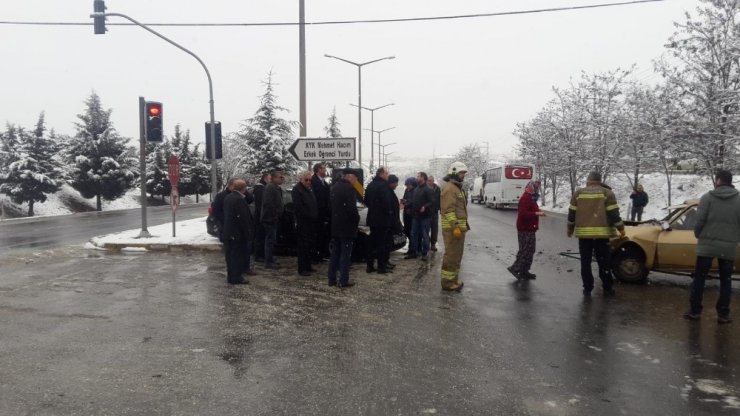 Uşak’ta 2 otomobil çarpıştı: 1 yaralı
