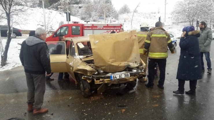 Uşak’ta 2 otomobil çarpıştı: 1 yaralı