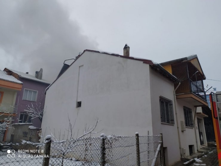 Fırının odunluk deposunda çıkan yangın 2 eve sıçradı