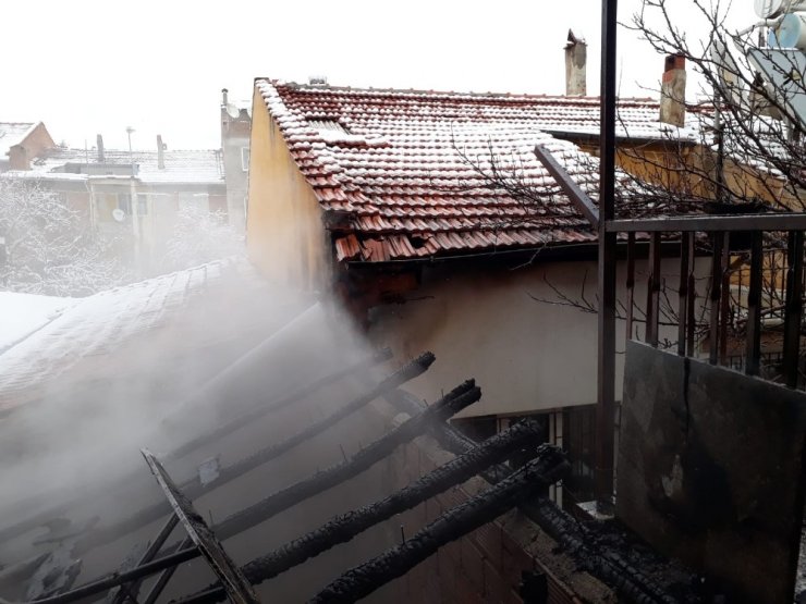 Fırının odunluk deposunda çıkan yangın 2 eve sıçradı