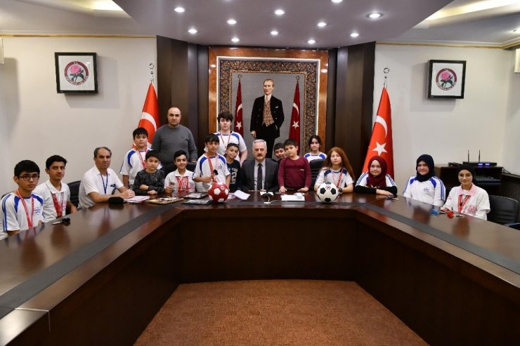 Vali Seymenoğlu, şampiyonlarla bir araya geldi