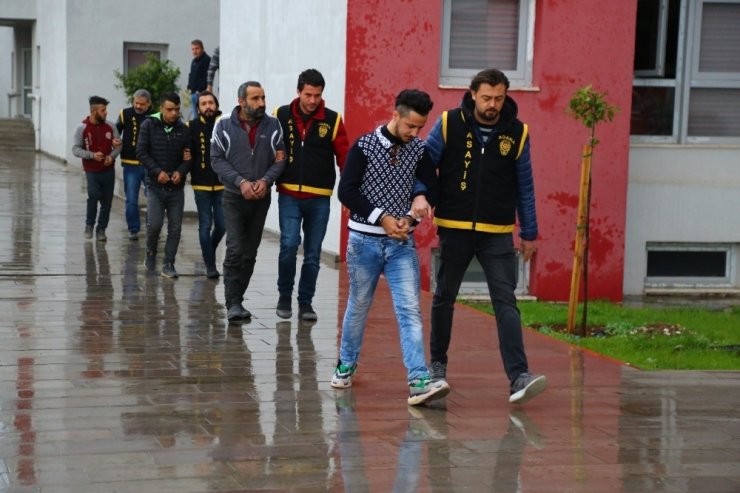 Kavga ihbarına giden polis, hırsızlık şebekesini çökertti