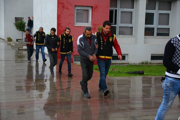 Kavga ihbarına giden polis, hırsızlık şebekesini çökertti