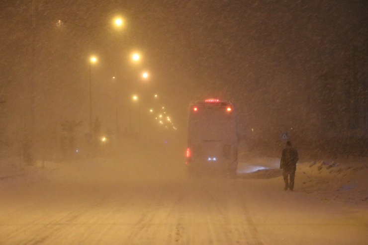 Ağrı'da kar ve tipi etkili oluyor