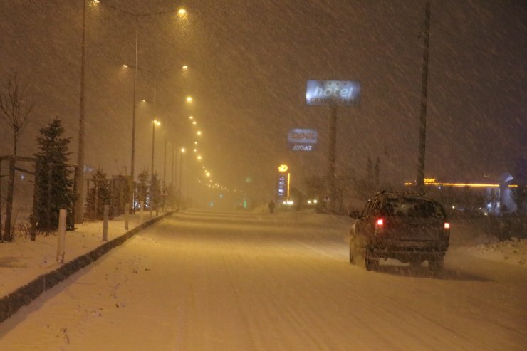 Ağrı'da kar ve tipi etkili oluyor