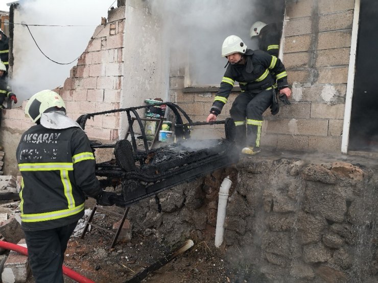 Aksaray’da sobadan çıkan yangın müstakil evi kül etti