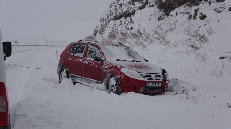 Sahara ve Mozeret Geçidi kar ve tipi nedeniyle ağır tonajlı araçlara kapatıldı
