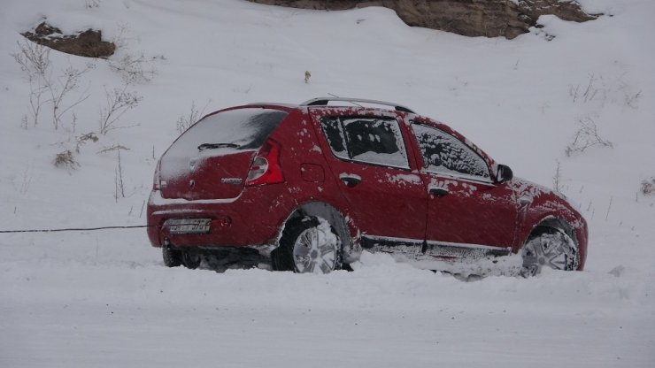 Sahara ve Mozeret Geçidi kar ve tipi nedeniyle ağır tonajlı araçlara kapatıldı