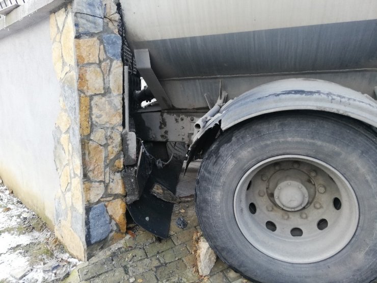 Avcılar’da buzlanan yolda kayan tanker bahçe duvarına daldı