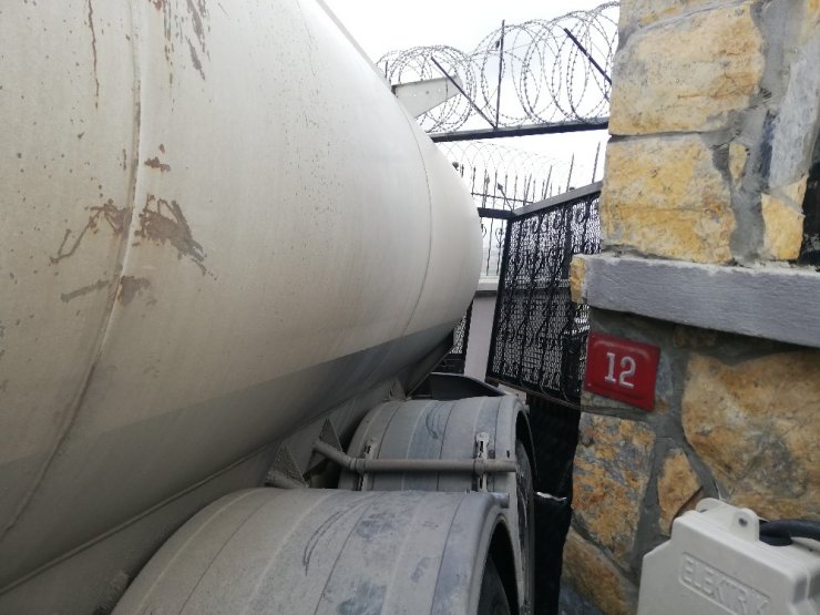 Avcılar’da buzlanan yolda kayan tanker bahçe duvarına daldı