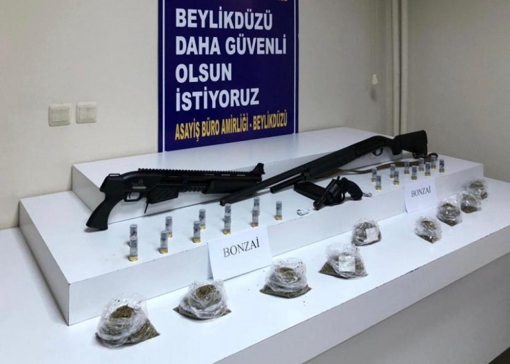 Uyuşturucu ve silah deposu yakalandı