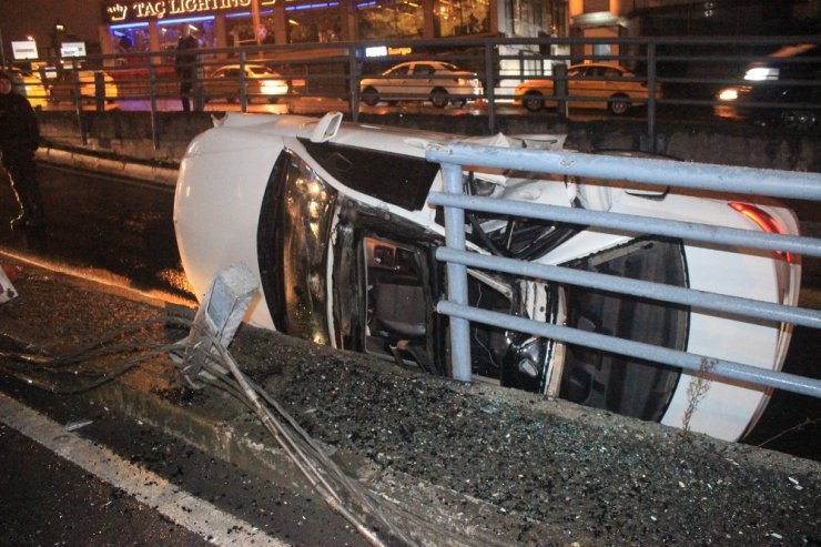 Beyoğlu Unkapanı Köprüsü girişinde araç takla attı: 3 yaralı