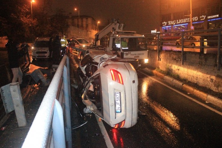 Beyoğlu Unkapanı Köprüsü girişinde araç takla attı: 3 yaralı