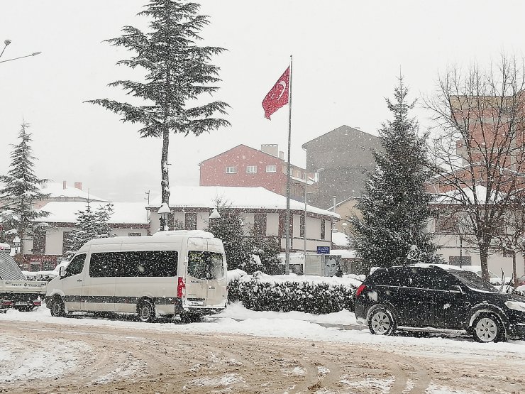 Bilecik'te kar yağışı nedeniyle 70 köye ulaşım sağlanamıyor