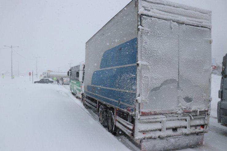 Bolu’da şiddetli kar yağışı devam ediyor