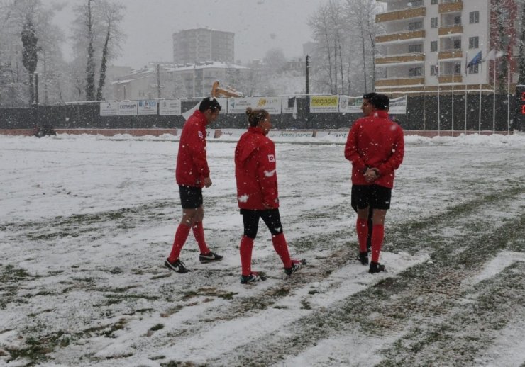 Hekimoğlu Trabzon-Kırklarelispor maçı kar yağışı nedeniyle iptal edildi