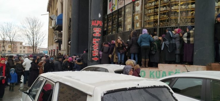 Bursa’da züccaciye dükkanının açılışında izdiham yaşandı