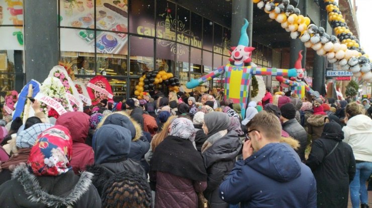 Bursa’da züccaciye dükkanının açılışında izdiham yaşandı