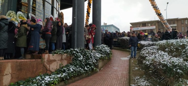 Bursa’da züccaciye dükkanının açılışında izdiham yaşandı