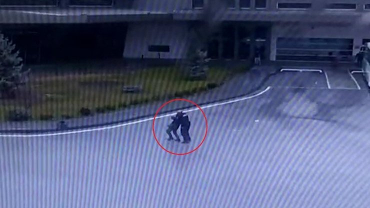 Eşiyle tartışan kadın tabancayla çevredekilere korku dolu anlar yaşattı