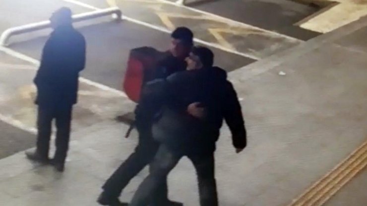 Eşiyle tartışan kadın tabancayla çevredekilere korku dolu anlar yaşattı