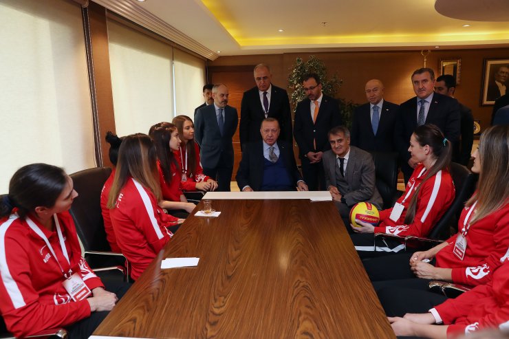 Cumhurbaşkanı Erdoğan, A Milli Kadın Voleybol Takımı oyuncularıyla bir araya geldi