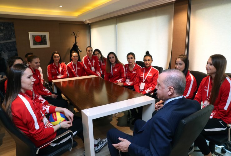Cumhurbaşkanı Erdoğan, A Milli Kadın Voleybol Takımı oyuncularıyla bir araya geldi