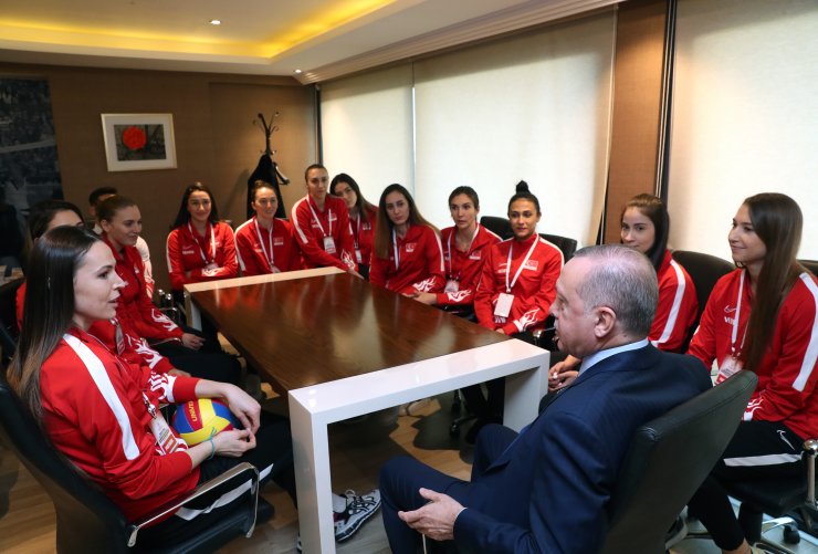 Cumhurbaşkanı Erdoğan, A Milli Kadın Voleybol Takımı oyuncularıyla bir araya geldi
