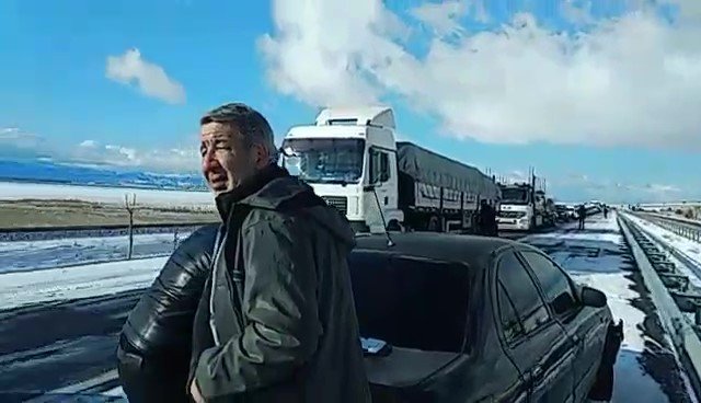 Kaza nedeniyle yolda kilometrelerce kuyruk oluştu