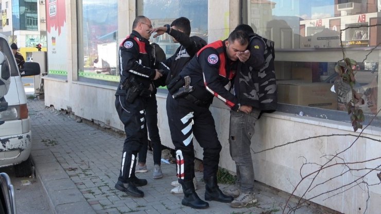 Polisin kovaladığı şahıslar, çıkmaz sokağa girince yakalandı