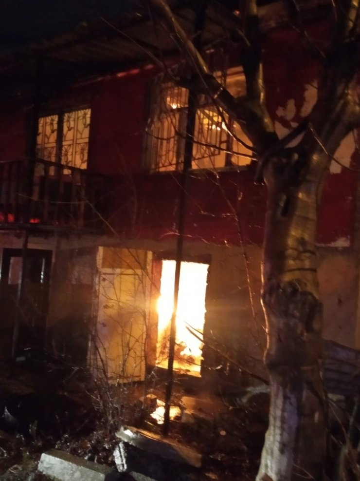 2 katlı metruk bina alevlere teslim oldu