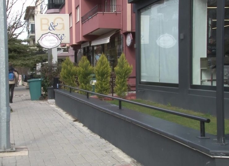İçerisinde 5 bin TL’lik makyaj malzemesi bulunan çantayı çaldı