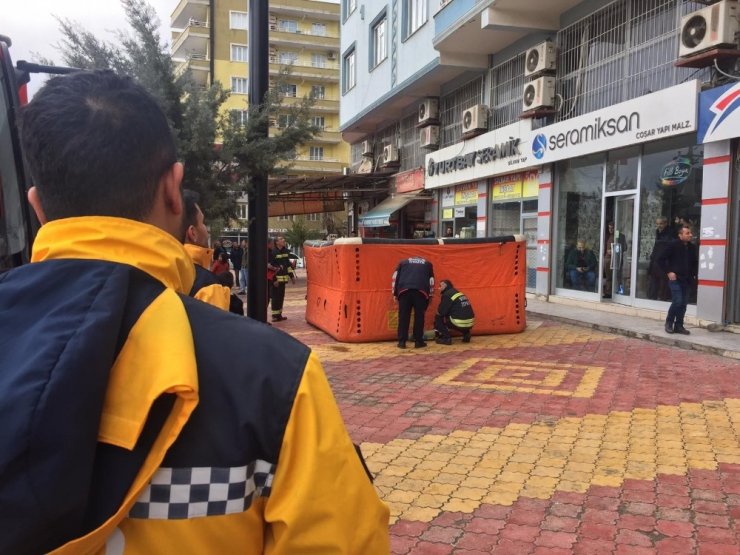 Silvan’da intihara kalkışan genci polis ikna etti