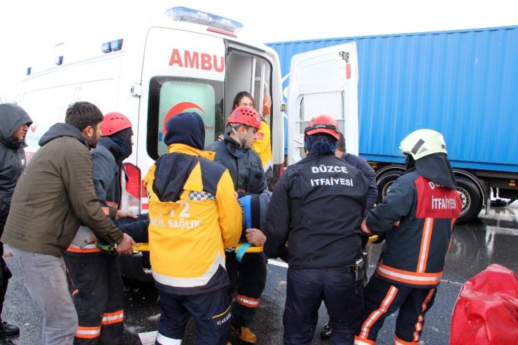 TEM’de feci kaza: 2’si ağır 4 yaralı