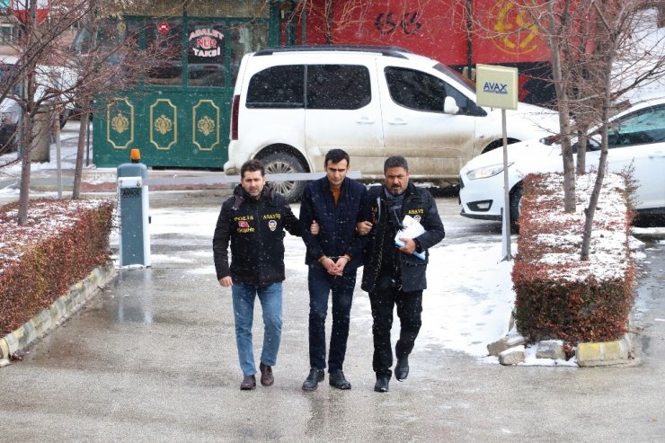 Tartıştığı genci 8 farklı yerinden bıçaklayarak öldüren zanlı adliyede