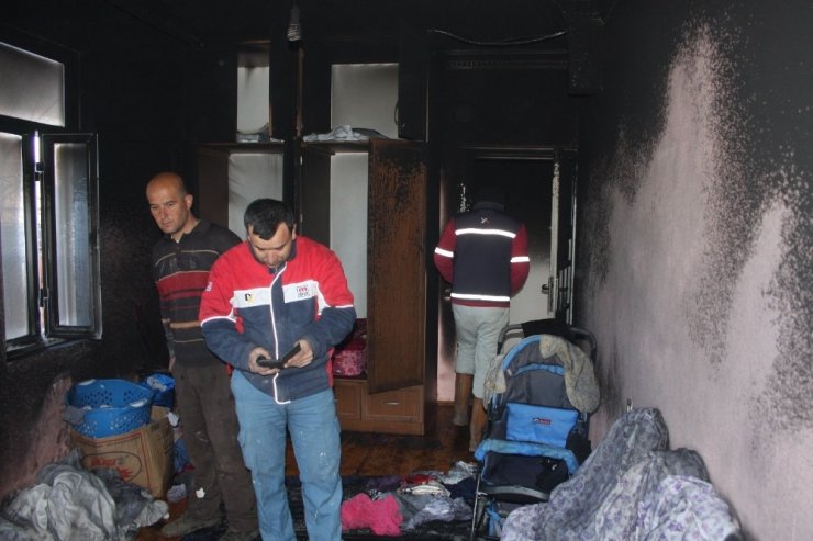 Çakmakla oynayan 3 yaşındaki çocuk evde yangın çıkardı