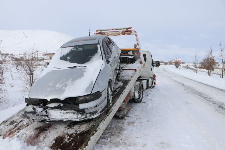 Tır, 3 otomobile çarptı: 6 yaralı